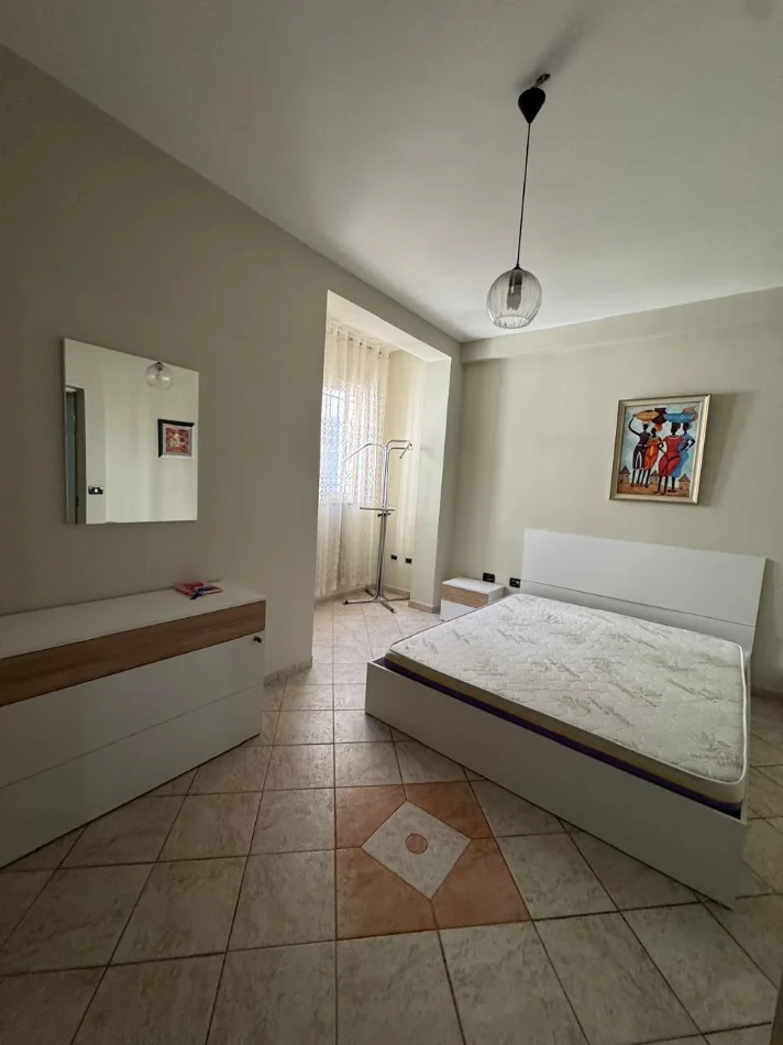 Tirane, jepet me qera apartament 1+1 Kati 3, 50 m² 500 € (Rruga e Kavajes, Perballe Xhamise)