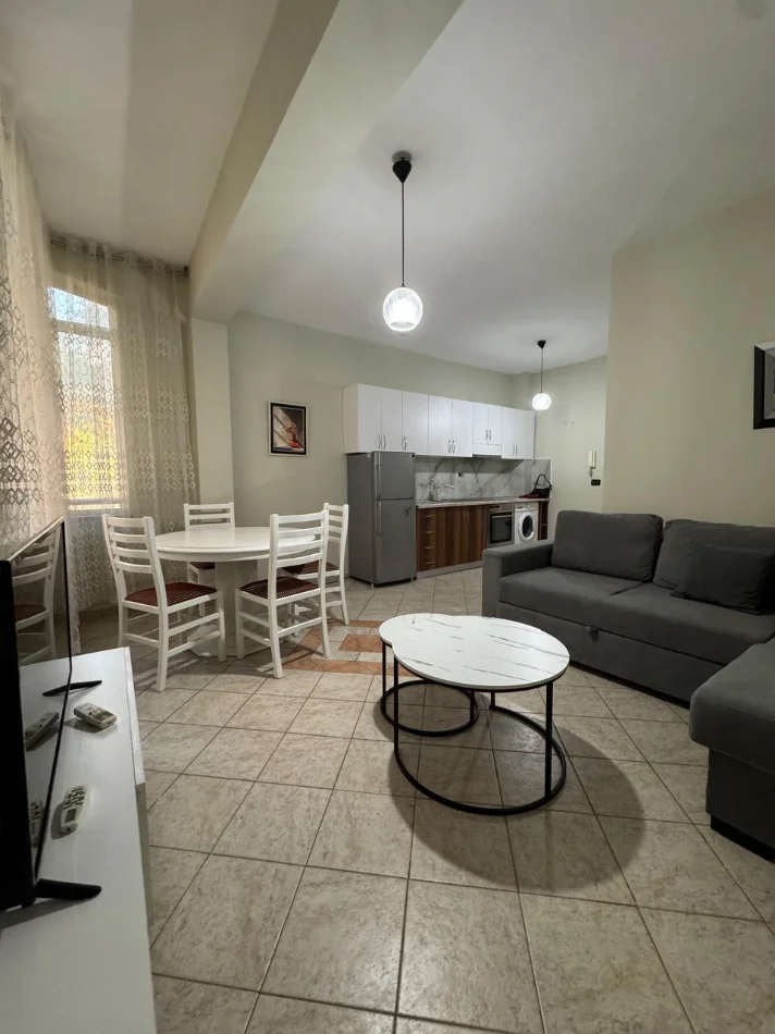 Tirane, jepet me qera apartament 1+1 Kati 3, 50 m² 500 € (Rruga e Kavajes, Perballe Xhamise)