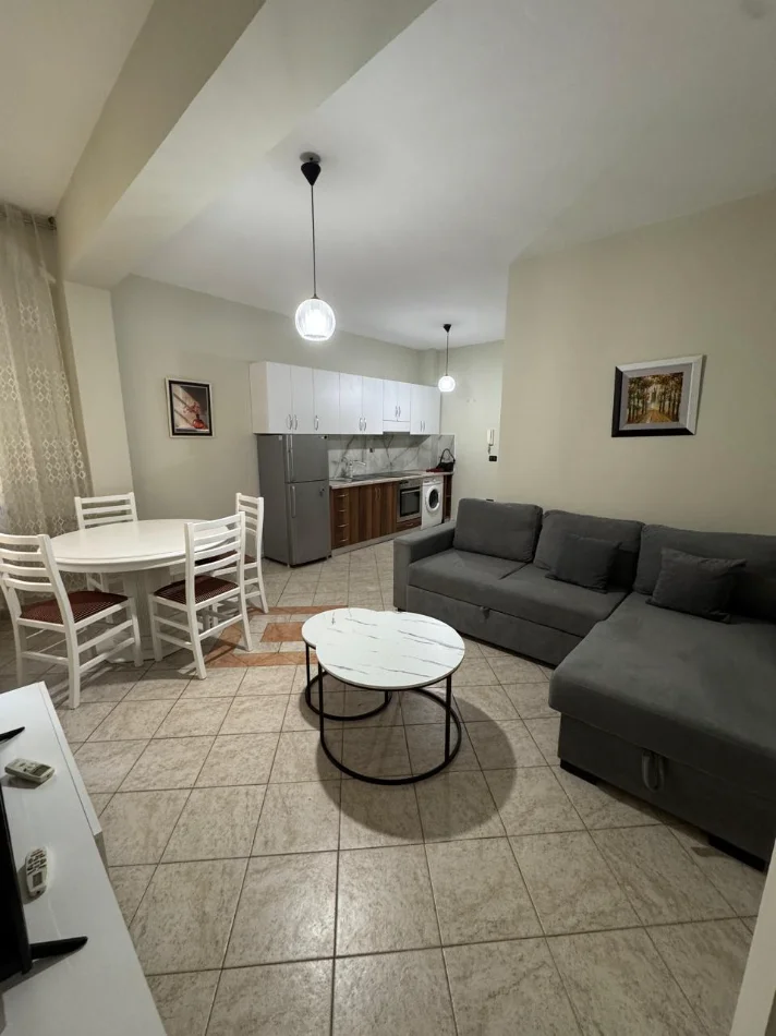 Tirane, jepet me qera apartament 1+1 Kati 3, 50 m² 500 € (Rruga e Kavajes, Perballe Xhamise)