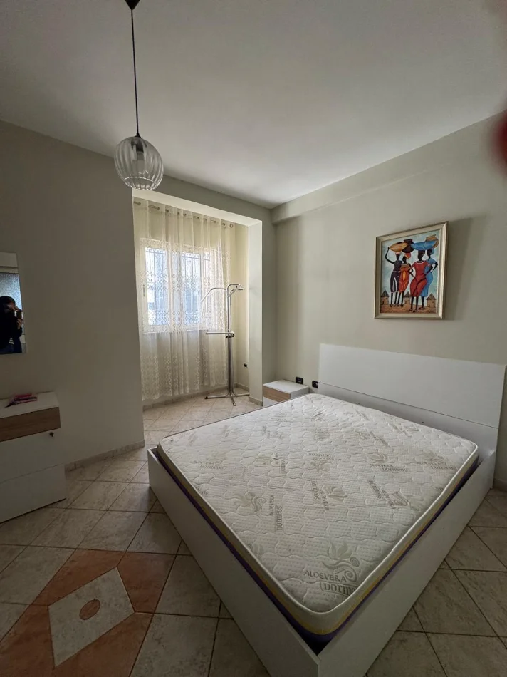Tirane, jepet me qera apartament 1+1 Kati 3, 50 m² 500 € (Rruga e Kavajes, Perballe Xhamise)