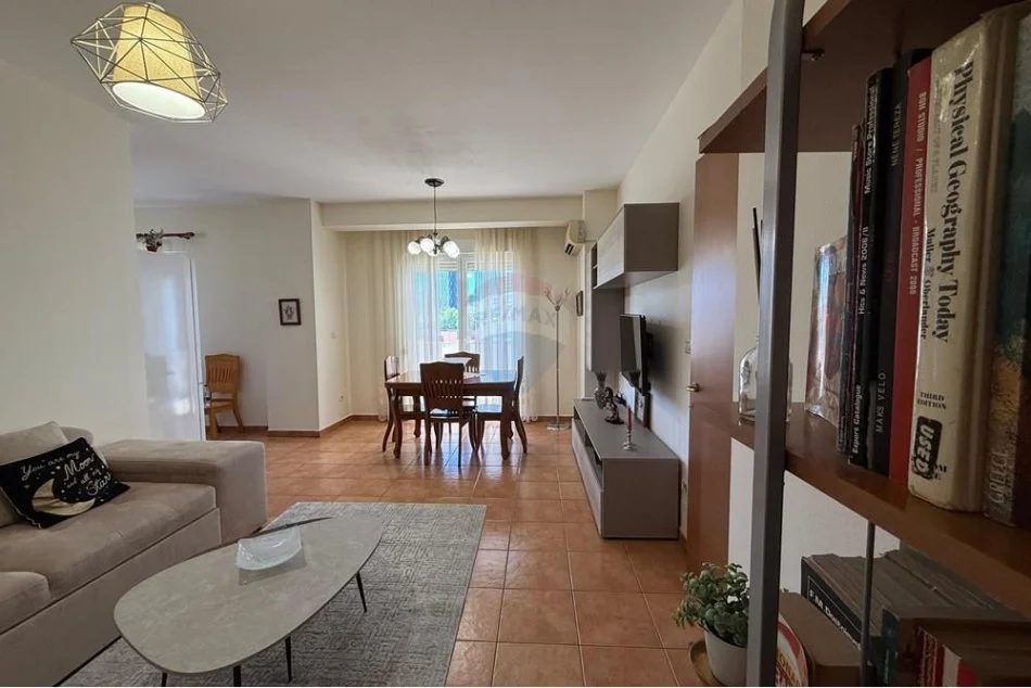 Tirane, jepet me qera apartament 1+1+Aneks+Ballkon Kati 2, 74 m² 750 € (Rruga e Elbasanit)