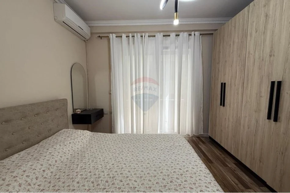 Tirane, jepet me qera apartament 2+1+Aneks+Ballkon Kati 4, 121 m² 750 € (Liqeni i Thate)