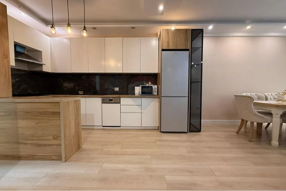 Tirane, jepet me qera apartament 2+1+Aneks+Ballkon Kati 4, 121 m² 750 € (Liqeni i Thate)