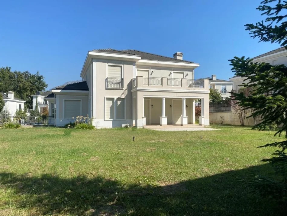 Tirane, jepet me qera Vile 2 Katshe Kati 3, 598 m² 5.000 € (ROLLING HILLS, VILE PER QERA)