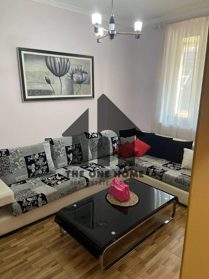 Tirane, jepet me qera apartament 1+1+Ballkon Kati 5, 70 m² 600 € (BLLOKU)