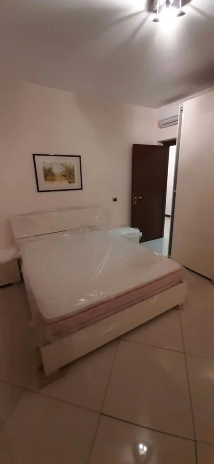 Tirane, jepet me qera apartament 1+1 Kati 3, 80 m² 460 € (Rruga''Dibres")