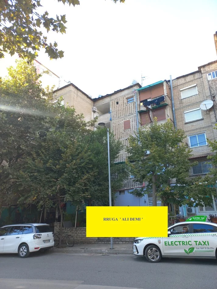 Tirane, Okazion Shitet Apartament i bollshem, me shumë pamje e drite, tip 2+1, në kat 5, pallat ekzistues me 5-kate, sip. 81m², Cmimi 125'000 €, në rrugën Ali Demi, tek Fusha / Kryqëzimi Ali Demi, 250m nga Ura Brrylit /Lana/ Ministria e Jashtme, 10minuta në këmb nga qendraTiranës.