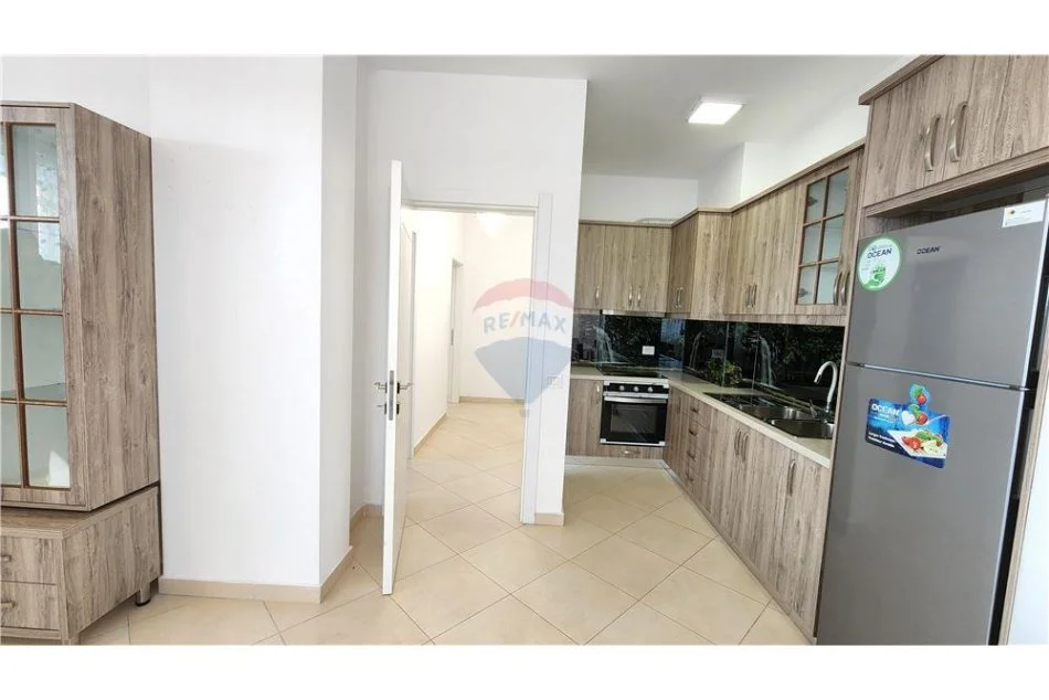 Tirane, jepet me qera apartament 3+1 Kati 7, 135 m² 700 € (Shkolla e bashkuar)