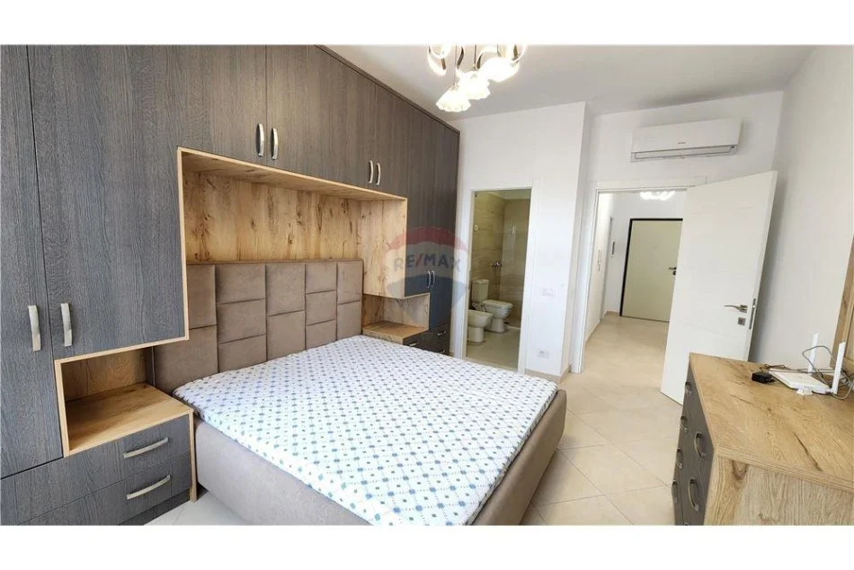 Tirane, jepet me qera apartament 3+1 Kati 7, 135 m² 700 € (Shkolla e bashkuar)