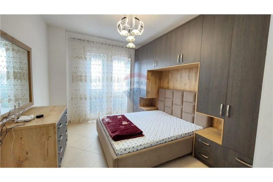 Tirane, jepet me qera apartament 3+1 Kati 7, 135 m² 700 € (Shkolla e bashkuar)