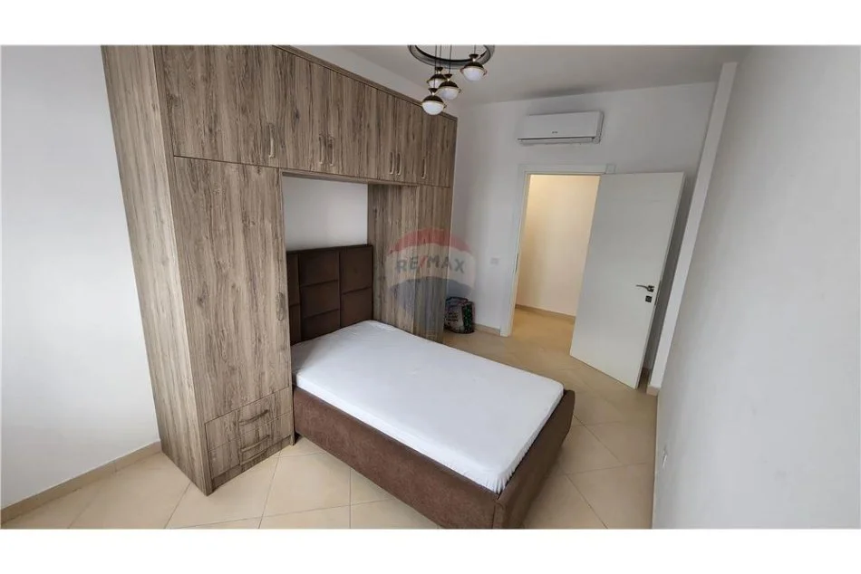 Tirane, jepet me qera apartament 3+1 Kati 7, 135 m² 700 € (Shkolla e bashkuar)