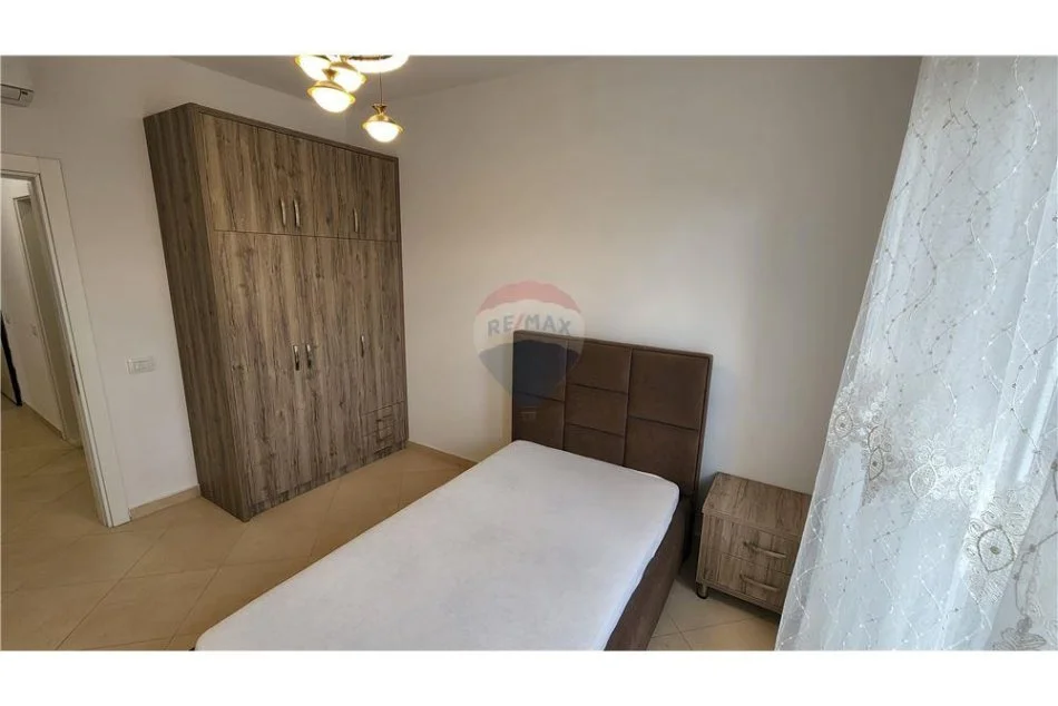 Tirane, jepet me qera apartament 3+1 Kati 7, 135 m² 700 € (Shkolla e bashkuar)