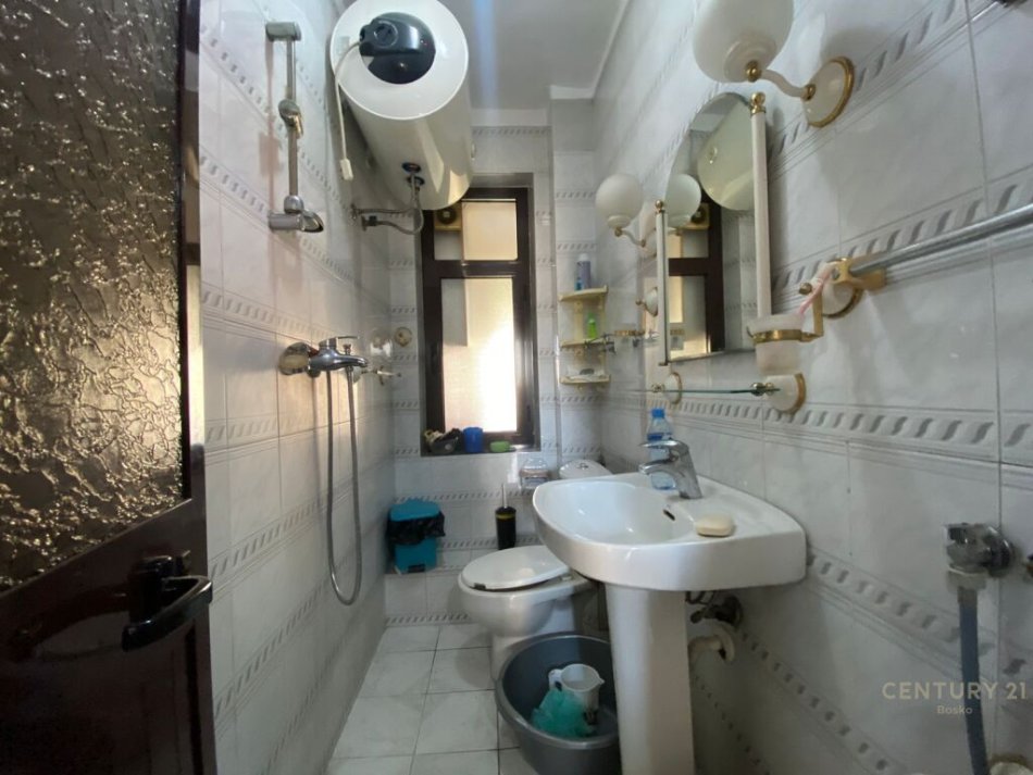 Tirane, jepet me qera apartament 1+1 Kati 3, 58 m² 450 € (Rruga Dibres)