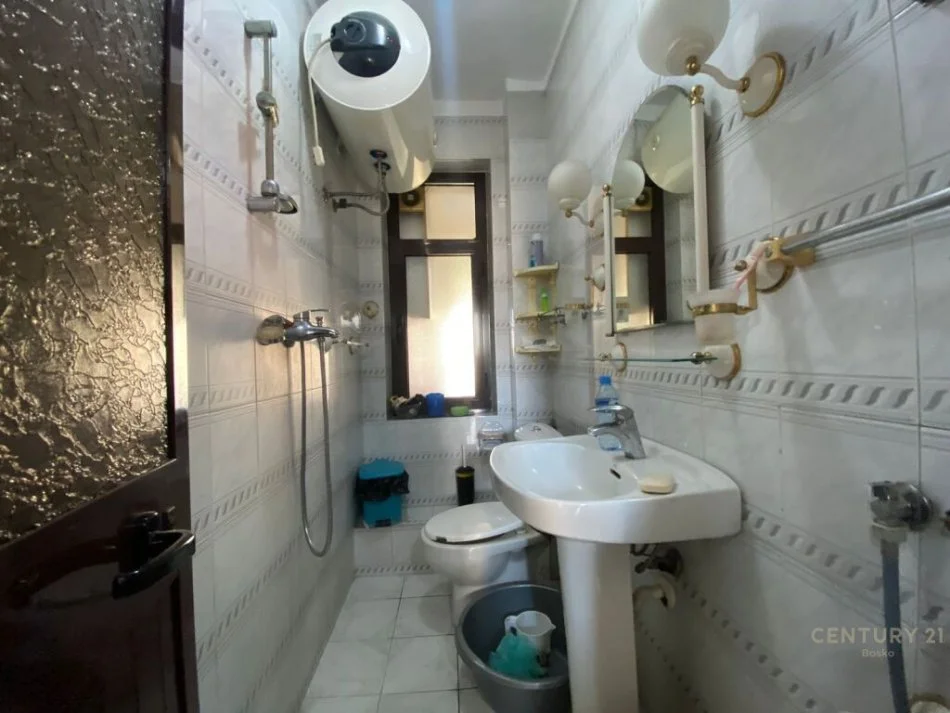 Tirane, jepet me qera apartament 1+1 Kati 3, 58 m² 450 € (Rruga Dibres)
