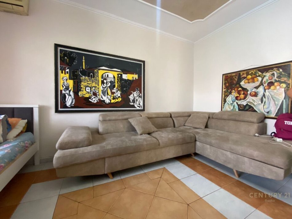 Tirane, jepet me qera apartament 1+1 Kati 3, 58 m² 450 € (Rruga Dibres)