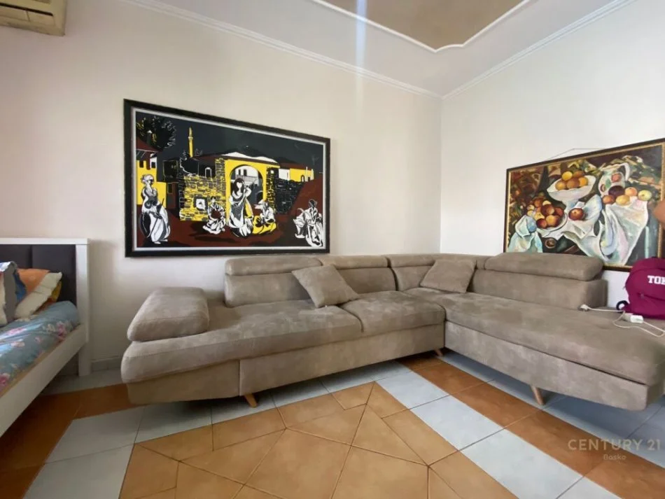 Tirane, jepet me qera apartament 1+1 Kati 3, 58 m² 450 € (Rruga Dibres)