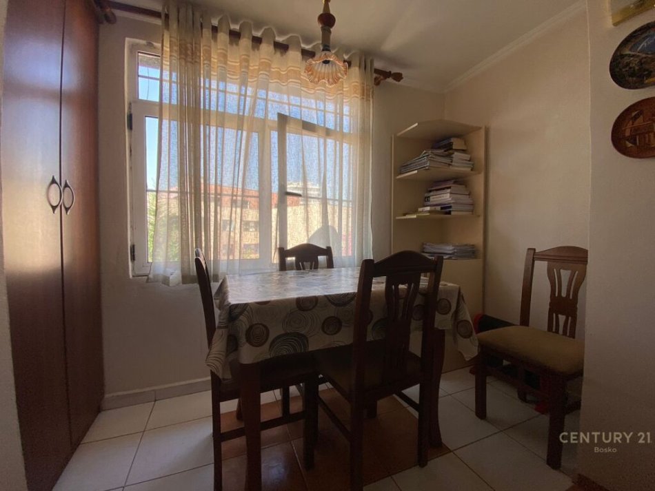 Tirane, jepet me qera apartament 1+1 Kati 3, 58 m² 450 € (Rruga Dibres)