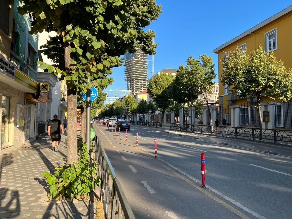 Tirane, jepet me qera dyqan , 50 m² 650 € (Rr. e Durresit)