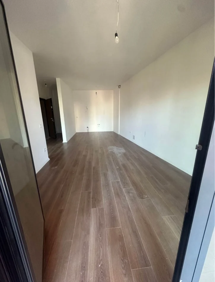 Jepet me qera apartament 1+1 Kati 4, 80 m² 1.000 € (Prane Galeria Roma,rruga e Kavajes)