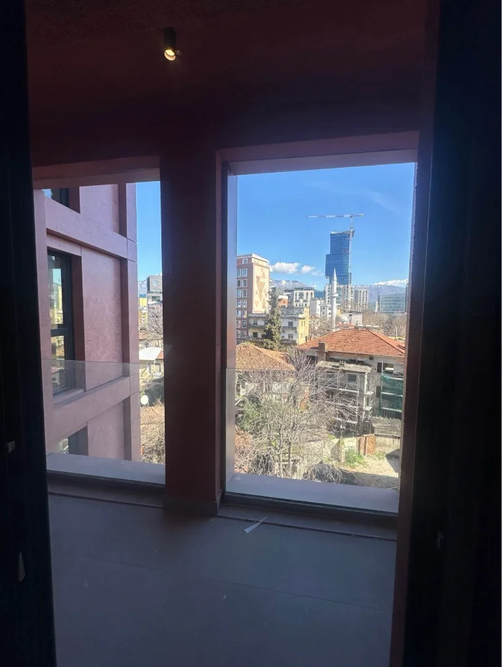 Jepet me qera apartament 1+1 Kati 4, 80 m² 1.000 € (Prane Galeria Roma,rruga e Kavajes)