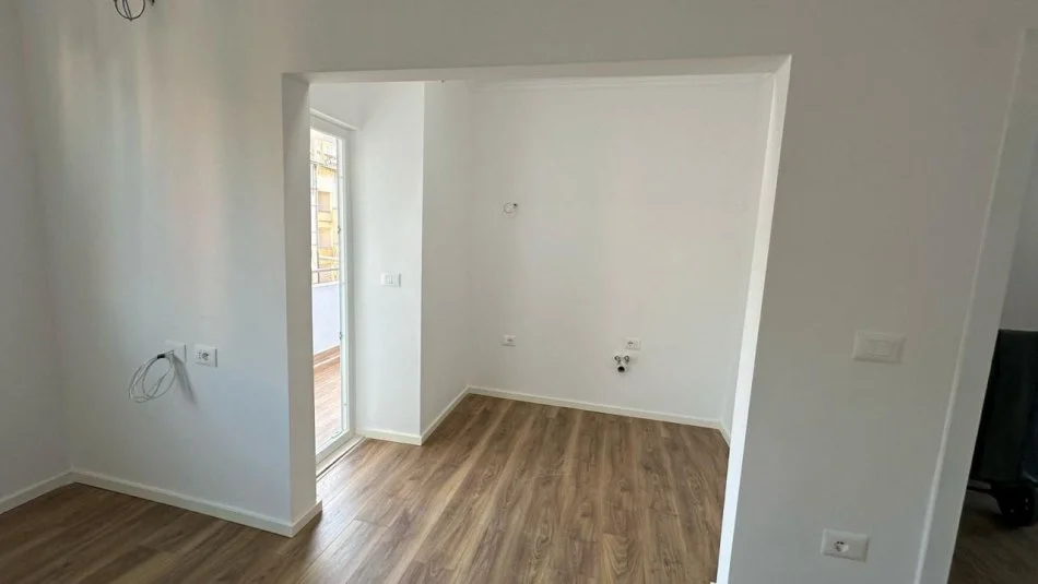 Tirane, shitet apartament 2+1+Ballkon Kati 4, 75 m² 148.000 € (rruga Ndre Mjeda)