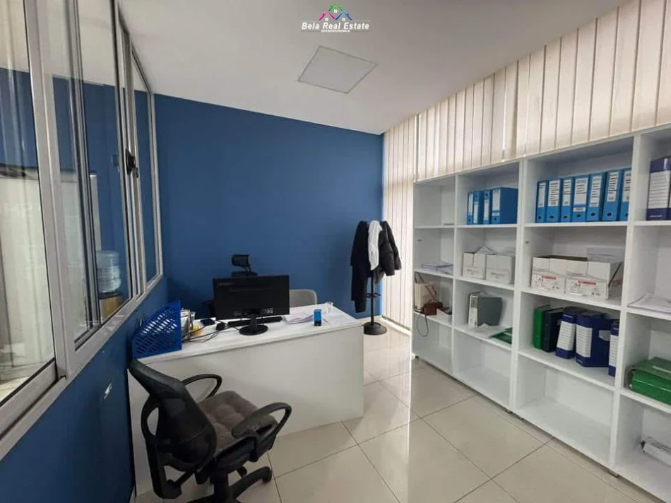 Tirane, jepet me qera dyqan Kati 0, 200 m² 4.200 € (komuna e parisit)
