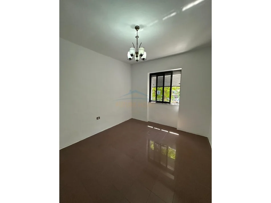 Tirane, jepet me qera ambjent biznesi Kati 1, 73 m² 1.300 € (RRUGA E DURRSIT)