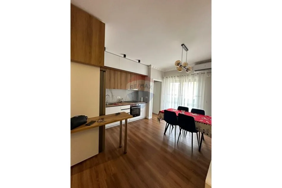 Tirane, jepet me qera apartament 2+1+Ballkon Kati 3, 79 m² 600 € (Kompleksi Halili)