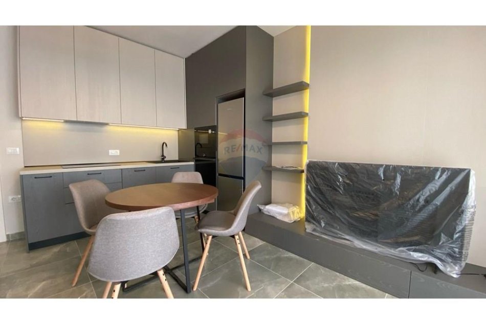 Tirane, jepet me qera 2+1+Ballkon Kati 6, 100 m² 950 € (Rruga e Durresit)