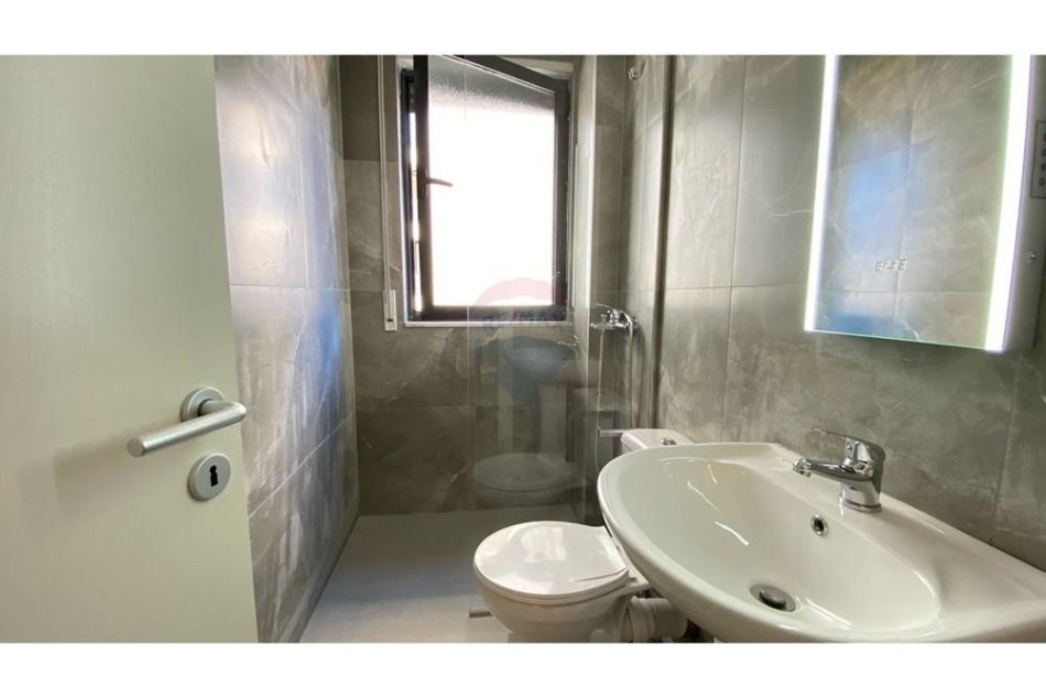 Tirane, jepet me qera 2+1+Ballkon Kati 6, 100 m² 950 € (Rruga e Durresit)