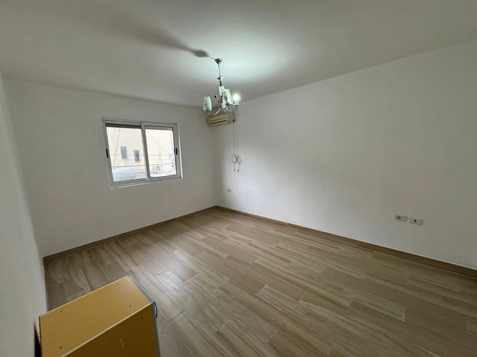 Tirane, jepet me qera apartament 2+1+Aneks Kati 2, 87 m² 400 € (rruga Imer Ndregjoni tek Oxhaku Tirane.)