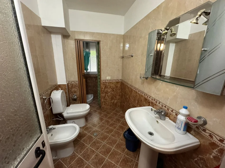 Tirane, jepet me qera apartament 2+1+Aneks Kati 2, 87 m² 400 € (rruga Imer Ndregjoni tek Oxhaku Tirane.)