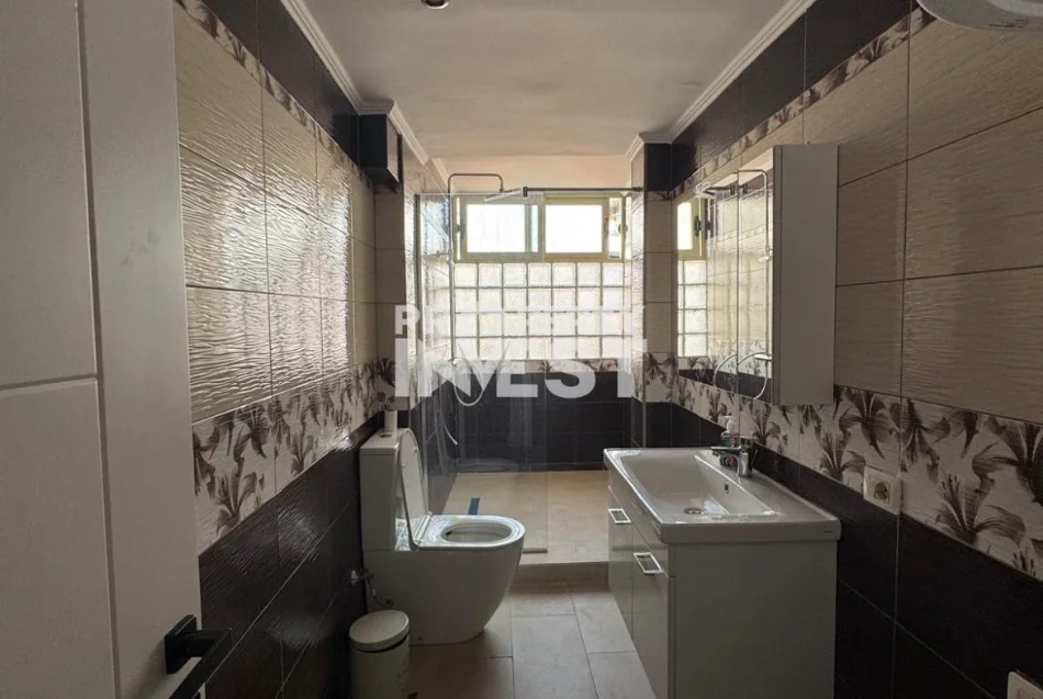 Tirane, jepet me qera zyre Kati 1, 78 m² 800 € (Rruga e kavajes)