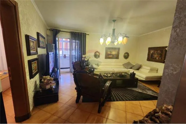 Tirane, jepet me qera apartament 1+1 Kati 4, 75 m² 650 Euro (Rruga e Elbasanit)