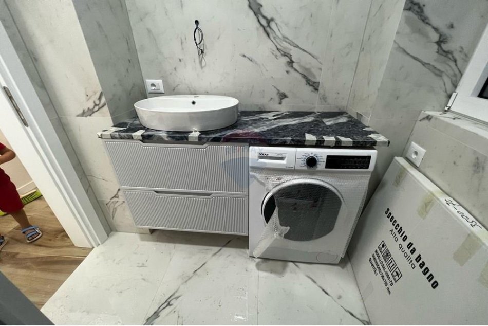 Tirane, jepet me qera apartament 1+1 Kati 5, 70 m² 650 € (Rruga e Barrikadave)