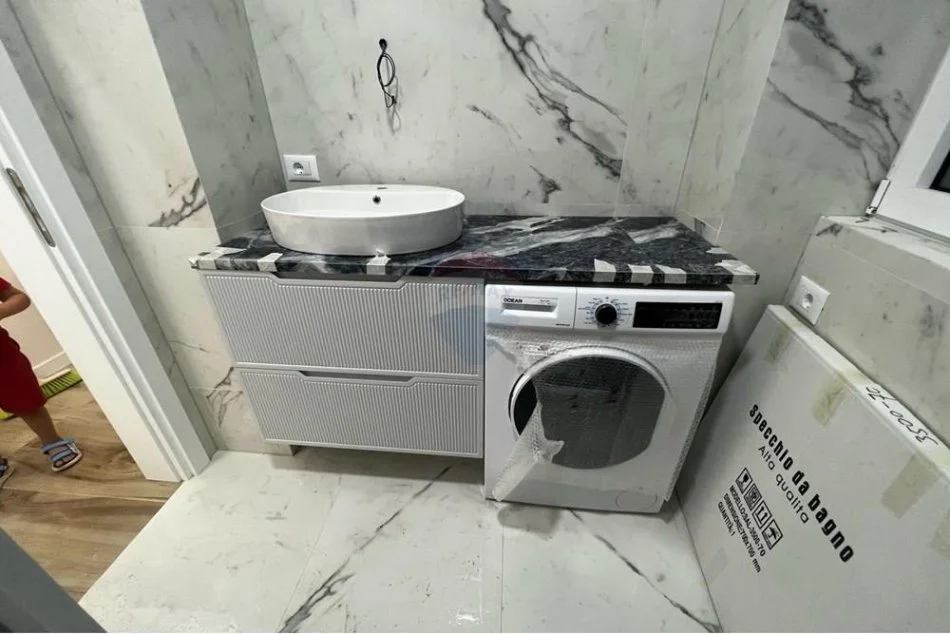 Tirane, jepet me qera apartament 1+1 Kati 5, 70 m² 650 € (Rruga e Barrikadave)