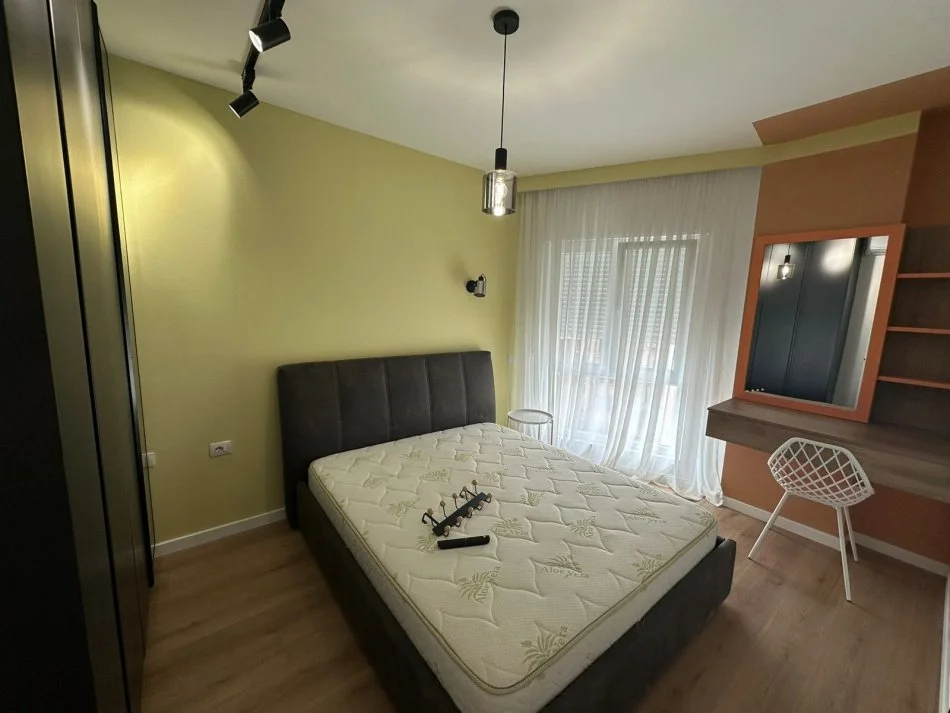 Tirane, jepet me qera apartament 1+1 Kati 4, 65 m² 750 € (Rruga Barrikadave)