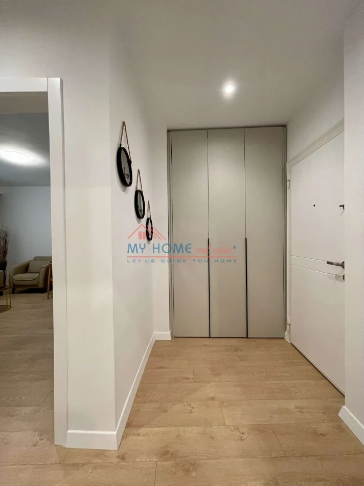 Tirane, jepet me qera apartament 2+1+Ballkon Kati 5, 90 m² 950 € (Rruga e Kavajes)