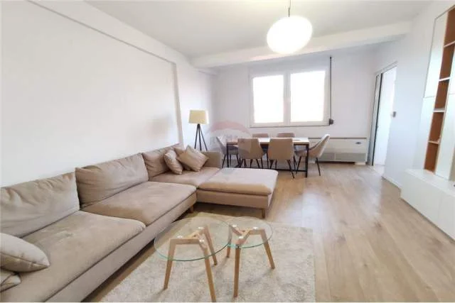 Tirane, jepet me qera apartament 2+1 Kati 8, 120 m² 800 Euro (Rruga Him Kolli)