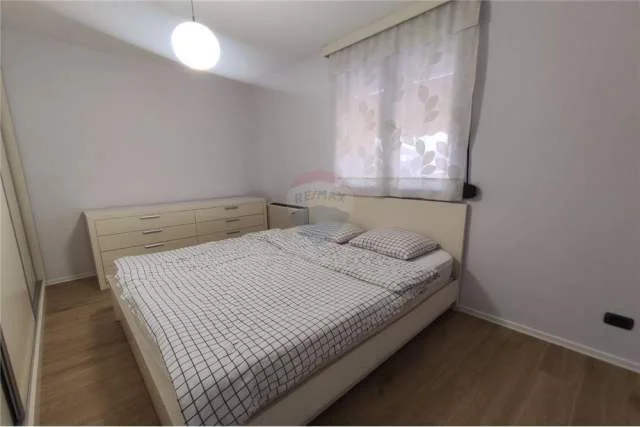 Tirane, jepet me qera apartament 2+1 Kati 8, 120 m² 800 Euro (Rruga Him Kolli)