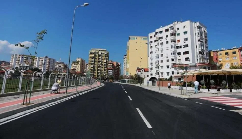 Tirane, jepet me qera apartament 2+1+Ballkon Kati 5, 106 m² 680 € (tek Rruga Kosovarve)