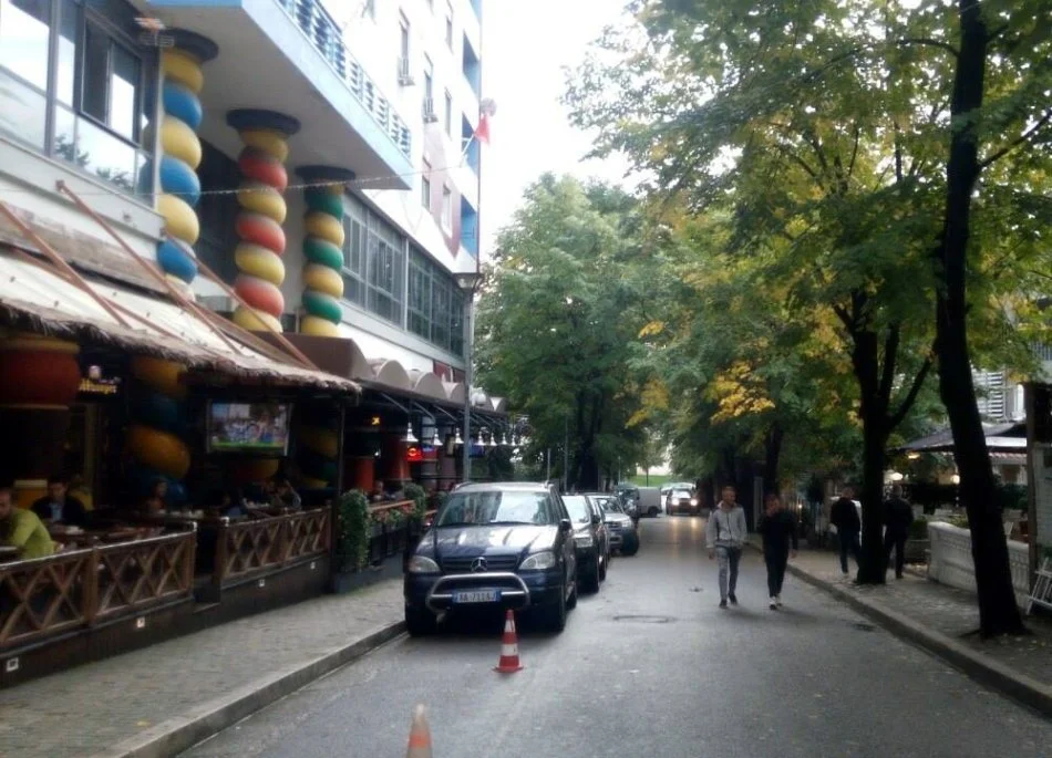 Tirane, shitet apartament 1+1+Ballkon Kati 3, 81 m² 360.000 € (Rruga e Sales)