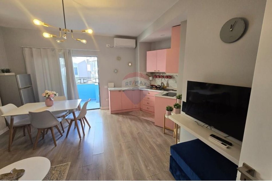 Tirane, jepet me qera apartament 2+1 Kati 2, 80 m² 800 € (Rruga e Barrikadave)