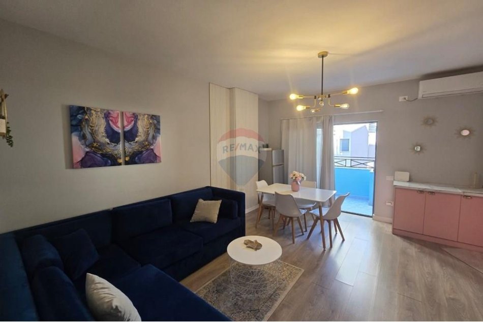 Tirane, jepet me qera apartament 2+1 Kati 2, 80 m² 800 € (Rruga e Barrikadave)