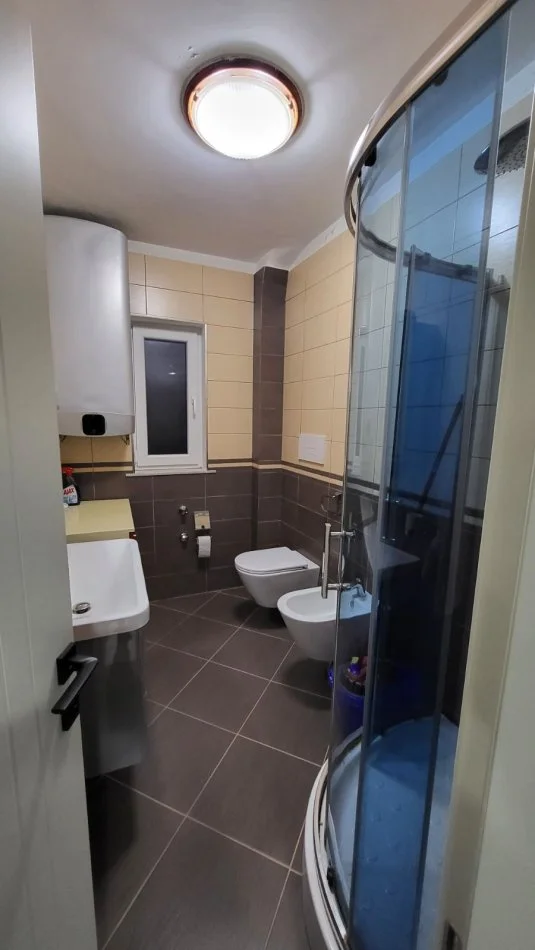 Tirane, jepet me qera apartament 2+1 Kati 2, 90 m² 550 € (Rruga e Elbasanit)