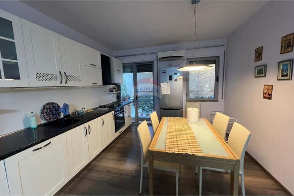Tirane, jepet me qera apartament 2+1 Kati 2, 94 m² 600 € (Rruga Haxhi Hysendalliu)