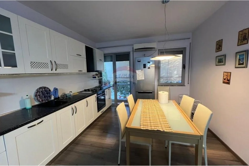 Tirane, jepet me qera apartament 2+1 Kati 2, 94 m² 600 € (Rruga Haxhi Hysendalliu)