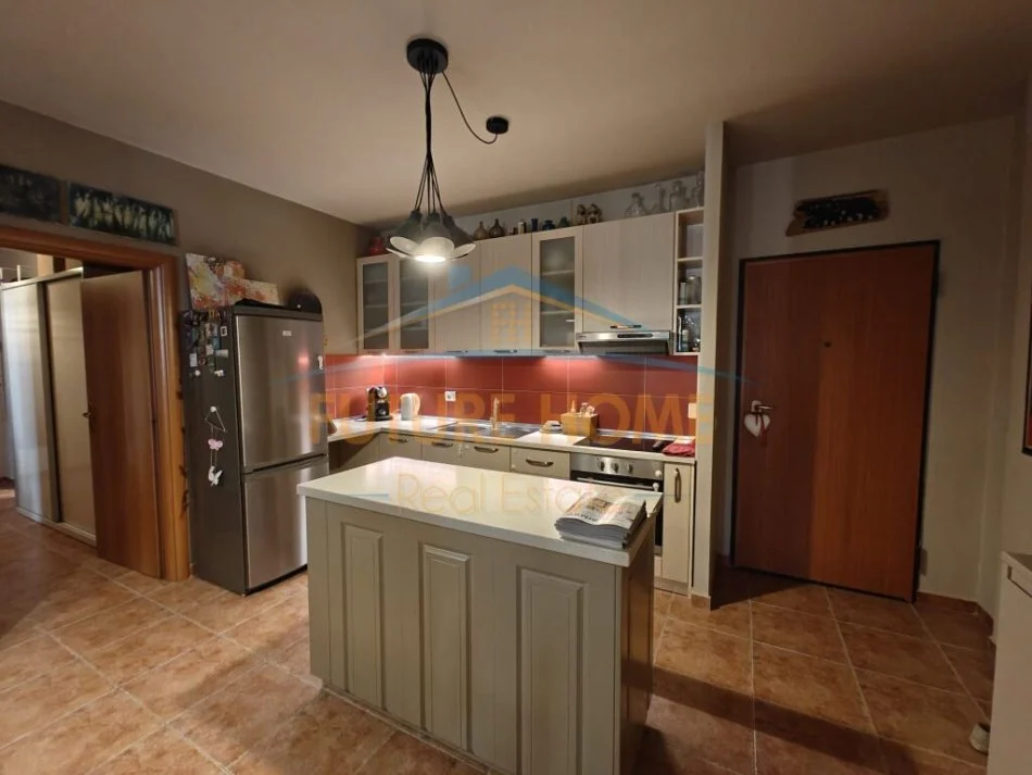 Tirane, jepet me qera apartament 2+1 Kati 5, 106 m² 1.000 € (Rruga e Kavajes)