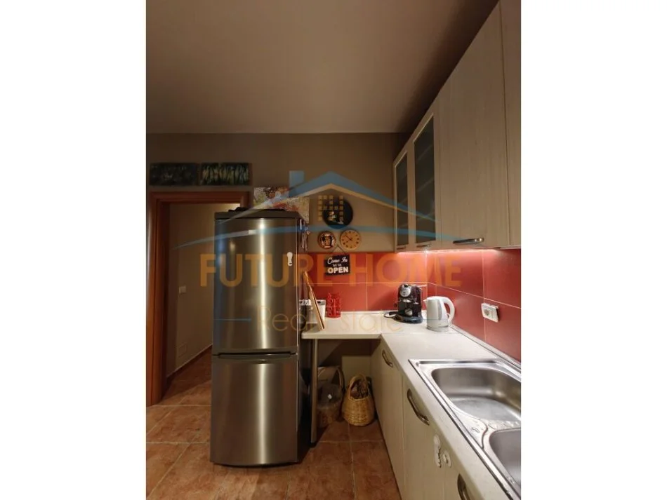 Tirane, jepet me qera apartament 2+1 Kati 5, 106 m² 1.000 € (Rruga e Kavajes)