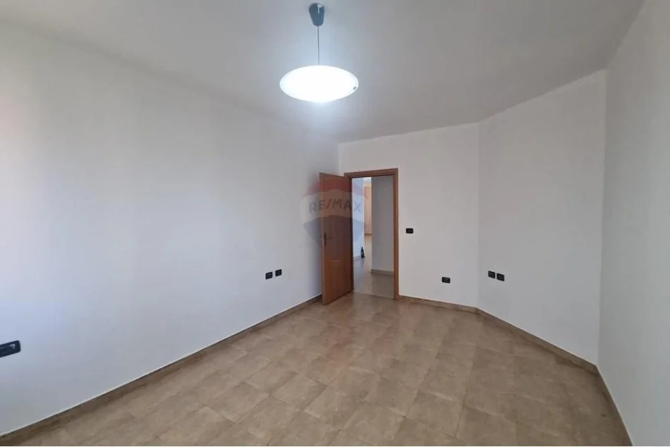 Tirane, shitet apartament 2+1+Ballkon Kati 4, 136 m² 272.000 € (Materniteti i Ri)